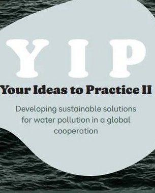 Ein grafisches Design mit den Worten "DEMOCRATIA" und "YIP" sowie einem Hintergrund aus Wasserwellen. Es thematisiert nachhaltige Lösungen zur Bekämpfung von Wasserverschmutzung in globaler Zusammenarbeit.