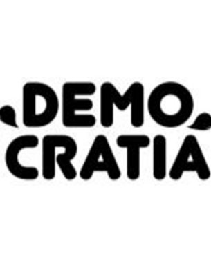 Das Wort "DEMOCRATIA" ist in großen, fetten Buchstaben dargestellt, wobei die Buchstaben in zwei Teile unterteilt sind. Die Schriftart ist modern und klar, mit einem spielerischen Design.