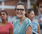Studenten im Außenbereich 