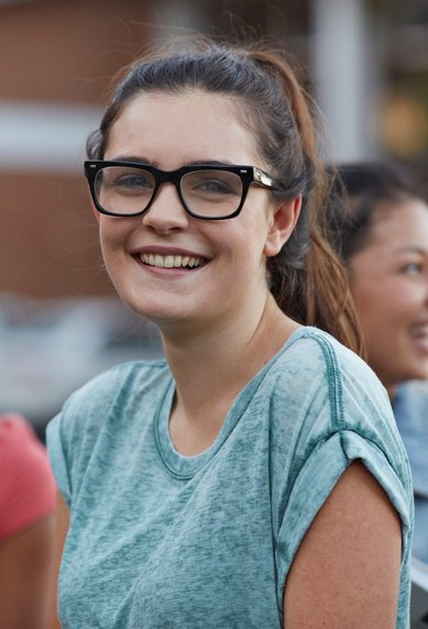 Studenten im Außenbereich 